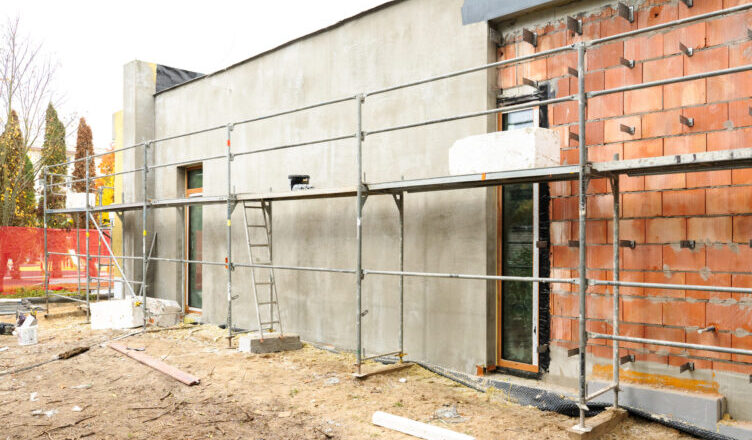 Zielonka - Nowy żłobek ma już pokrycie dachu, okna i drzwi