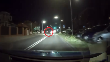 Był tak skupiony na rozmowie, że nie widział niczego wokół