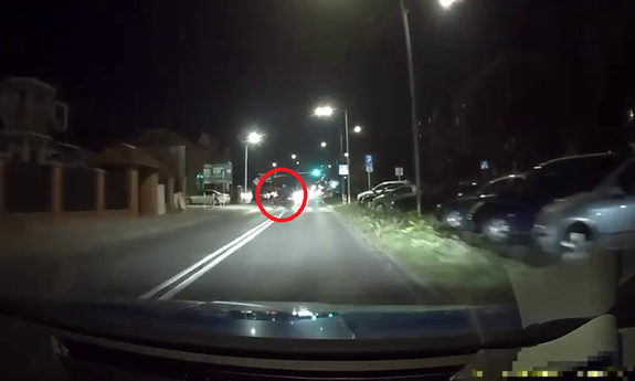 Był tak skupiony na rozmowie, że nie widział niczego wokół