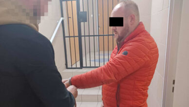 Kierowca pod wpływem narkotyków stracił panowanie nad audi – w pojeździe 4 CMC i kokaina