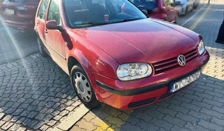 Kierowca prowadził auto mimo sądowych zakazów, był pod wpływem narkotyków, a w bagażniku wiózł młodą kobietę