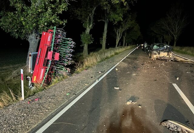 Zderzenie osobówki i ciągnika rolniczego na DW-617