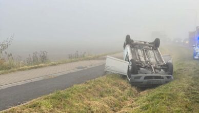 Poranne dachowanie toyoty. Dostosujmy prędkość do warunków na drodze!