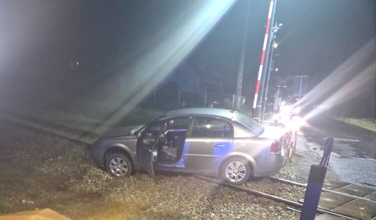 Niebezpieczna sytuacja na przejeździe kolejowym. Kierowca wjechał na torowisko