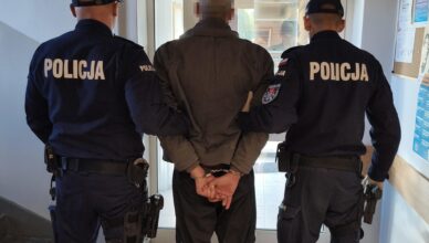 Mężczyzna groził córce nożem. Usłyszał zarzuty.