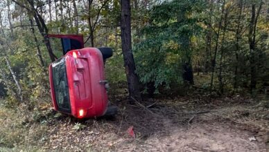 Pijany 26-latek wjechał do rowu. Najpierw przyznał się do jazdy, później zmienił wersję.