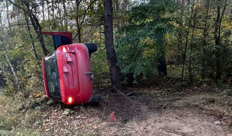 Pijany 26-latek wjechał do rowu. Najpierw przyznał się do jazdy, później zmienił wersję.