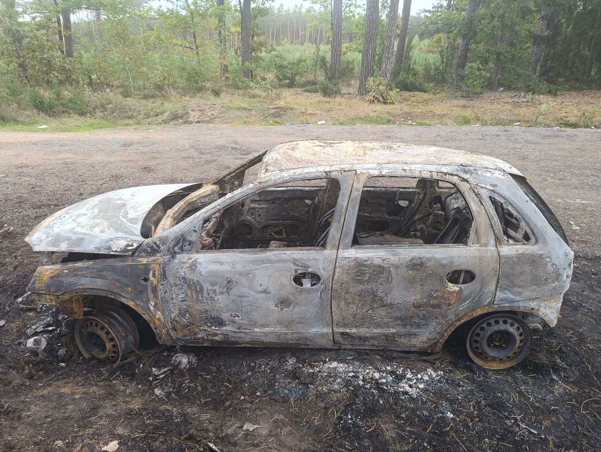 Policjanci poszukują właściciela spalonej osobówki – znalezionej przy trasie S8