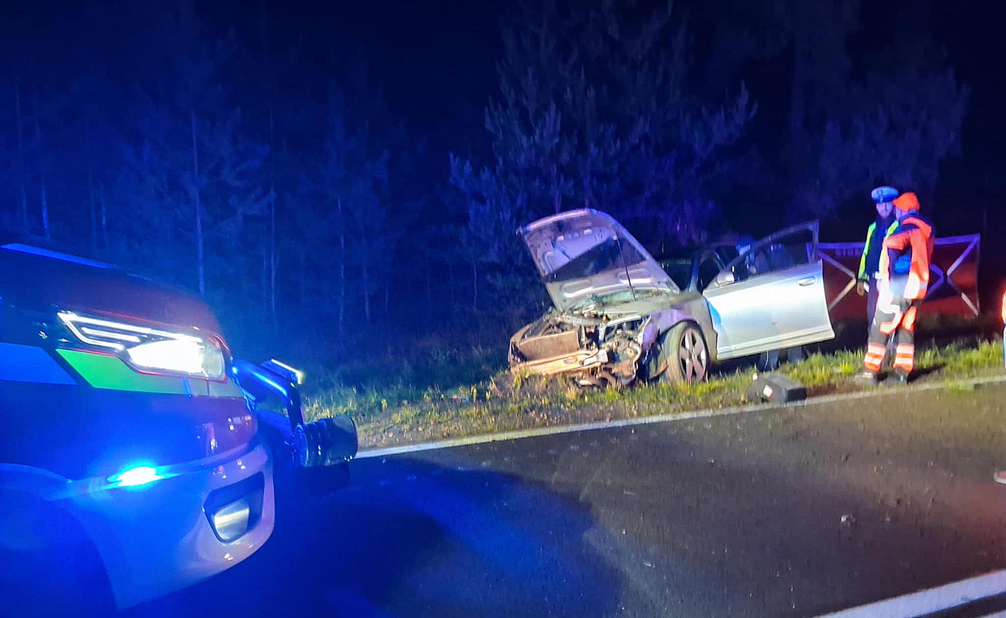 Tragiczny wypadek na DW694 - osobówka wpadła do rowu - jedna osoba zginęła, druga została ranna