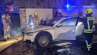 Pożar samochodu osobowego na parkingu osiedlowym