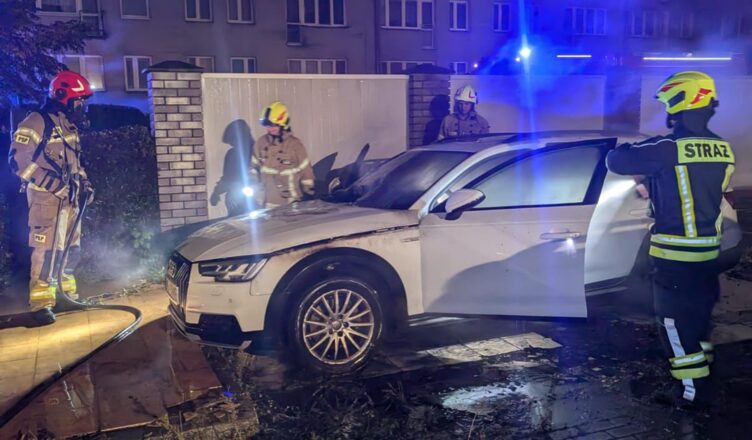 Pożar samochodu osobowego na parkingu osiedlowym