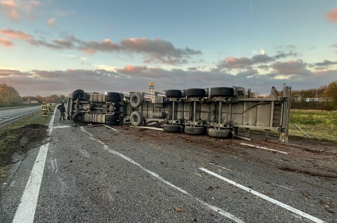 Na trasie S7 ciężarówka przewożąca drewno wywróciła się na bok