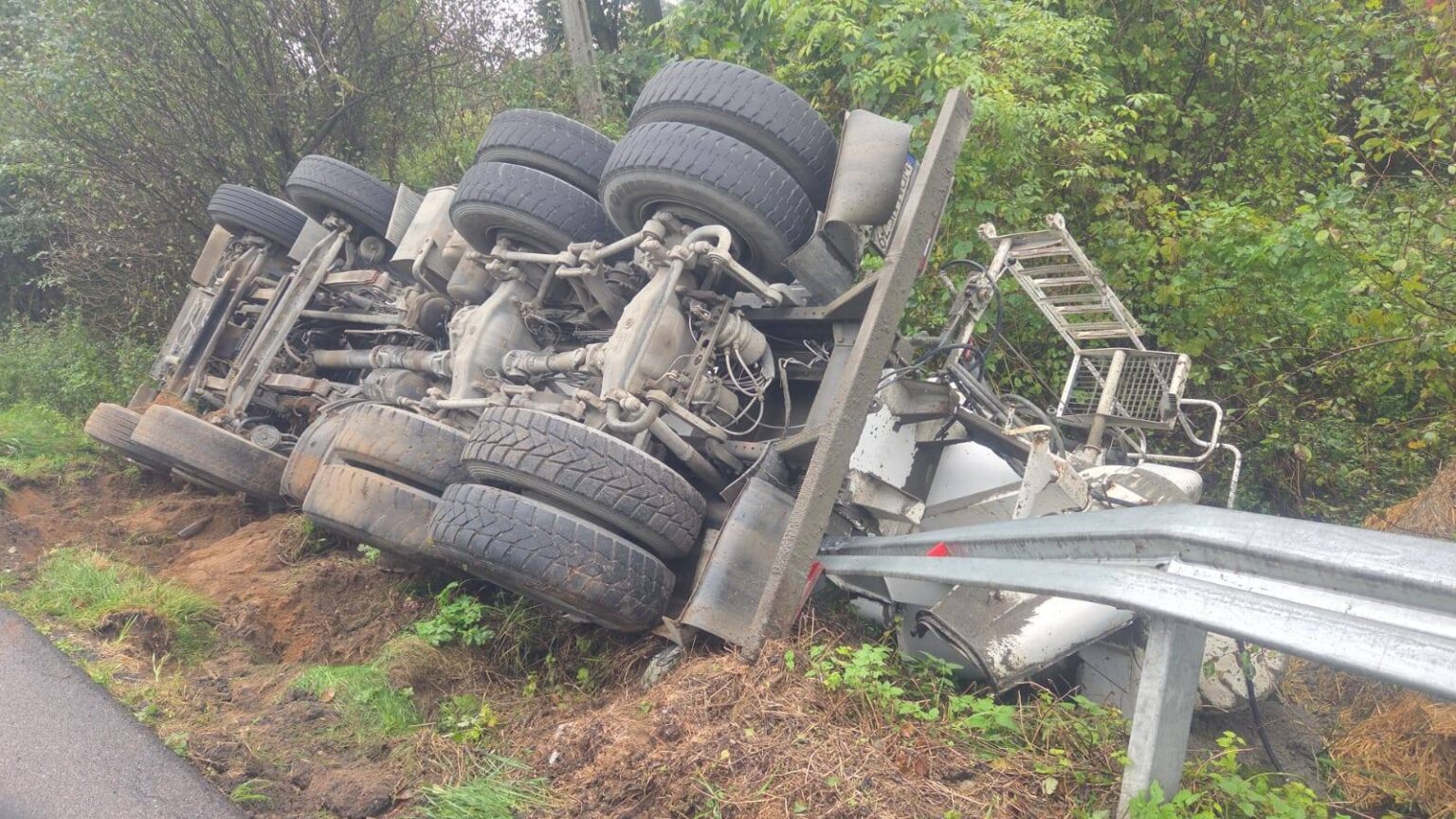 Betoniarka przewrócona na bok w przydrożnym rowie