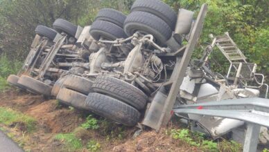 Betoniarka przewrócona na bok w przydrożnym rowie