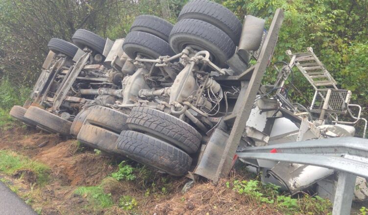 Betoniarka przewrócona na bok w przydrożnym rowie