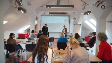 Teatr przy stole w Miejskiej Bibliotece Publicznej w Wołominie