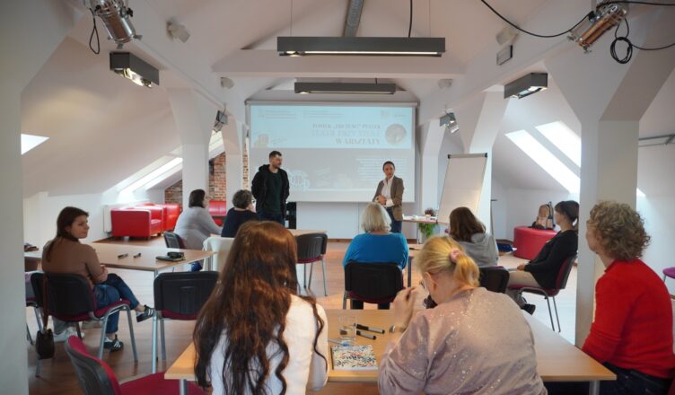 Teatr przy stole w Miejskiej Bibliotece Publicznej w Wołominie