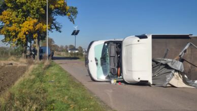 Zderzenie dostawczaków - jeden z nich przewrócił się bok