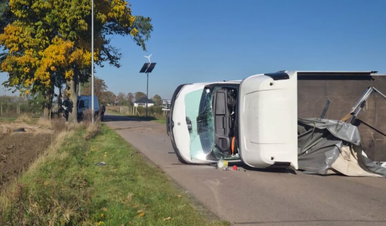 Zderzenie dostawczaków - jeden z nich przewrócił się bok
