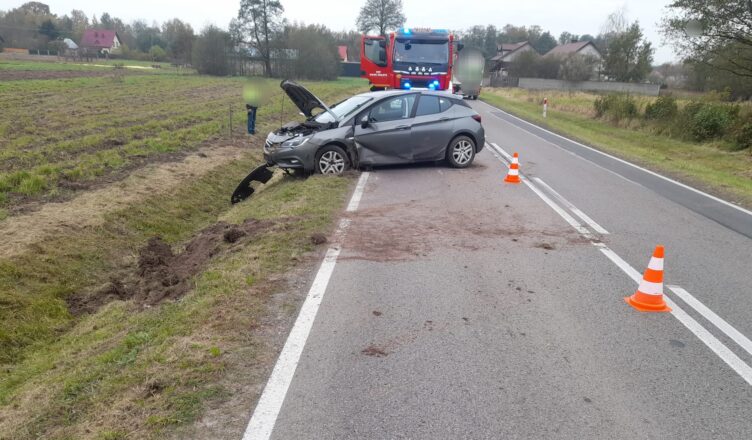 Osobówka w przydrożnym rowie