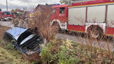 Osobówka wypadła z drogi i wylądowała w przydrożnym rowie w Stasim Lesie