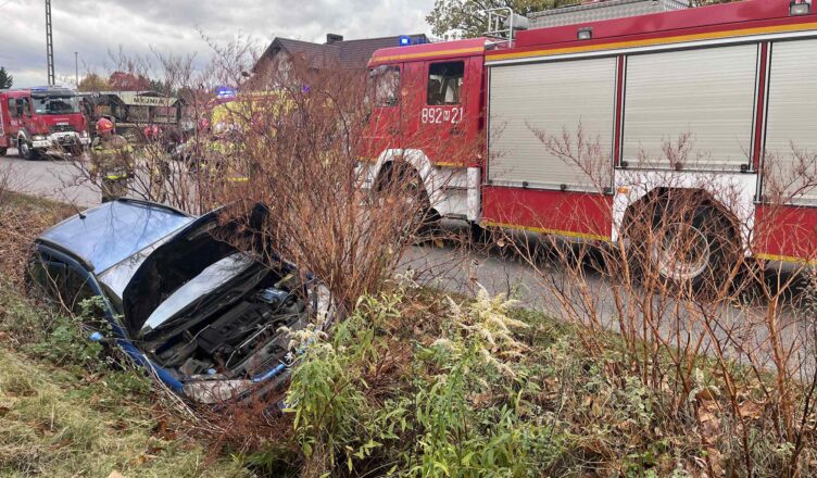 Osobówka wypadła z drogi i wylądowała w przydrożnym rowie w Stasim Lesie
