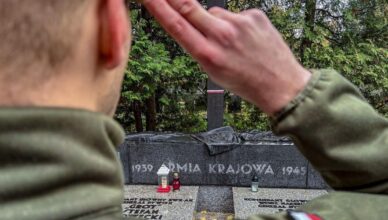 Terytorialsi Zegrzyńskiego Batalionu 5 Mazowieckiej Brygady Obrony Terytorialnej odwiedzają cmentarze i miejsca pamięci – ruszyła akcja „Żołnierska pamięć”