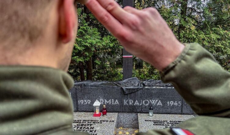 Terytorialsi Zegrzyńskiego Batalionu 5 Mazowieckiej Brygady Obrony Terytorialnej odwiedzają cmentarze i miejsca pamięci – ruszyła akcja „Żołnierska pamięć”