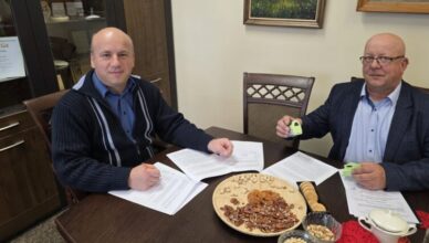 Nowe inwestycje w infrastrukturę – umowa na budowę oświetlenia w gminie Jadów podpisana