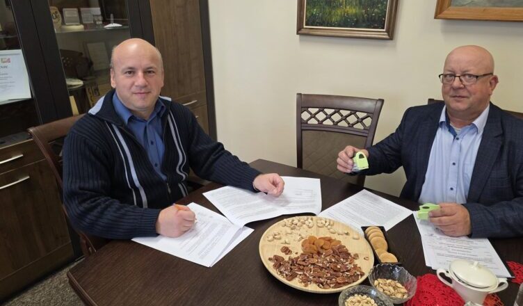 Nowe inwestycje w infrastrukturę – umowa na budowę oświetlenia w gminie Jadów podpisana