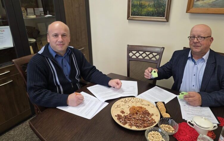 Nowe inwestycje w infrastrukturę – umowa na budowę oświetlenia w gminie Jadów podpisana