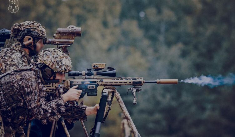 Dwa teatry działań - jedna precyzja. Terytorialsi, pancerniacy i marynarka wojenna na wspólnym szkoleniu snajperskim.