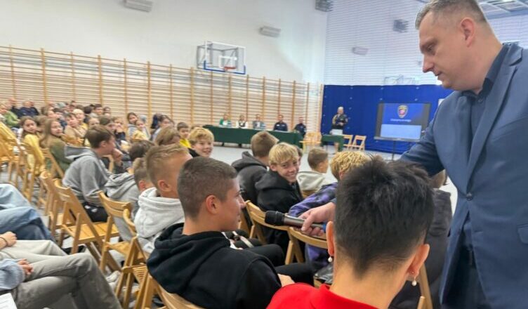 W Ząbkach debatowano o bezpieczeństwie pieszych i użytkowników hulajnóg