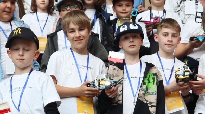 Z Tłuszcza do Singapuru. Młodzi pasjonaci robotyki walczą o udział w światowym finale World Robot Olympiad