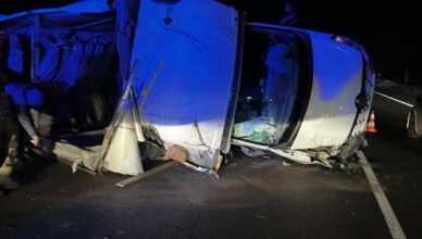 Na S8 dostawczak wywrócił się na bok