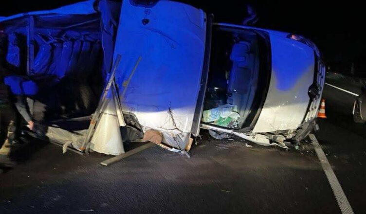 Na S8 dostawczak wywrócił się na bok