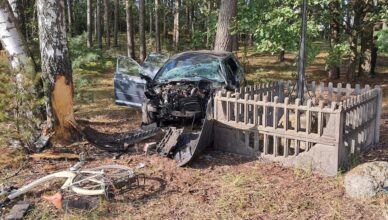 19-latek „koziołkując” autem uderzył w rower, z którym stała na poboczu kobieta