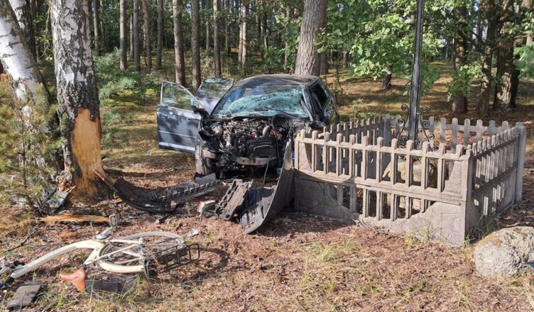 19-latek „koziołkując” autem uderzył w rower, z którym stała na poboczu kobieta