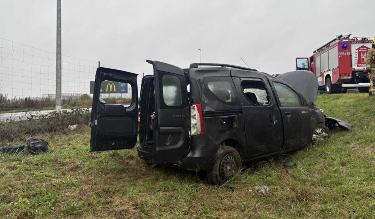 Dachowanie w Emilianowie. Na miejscu służby zareagowały błyskawicznie