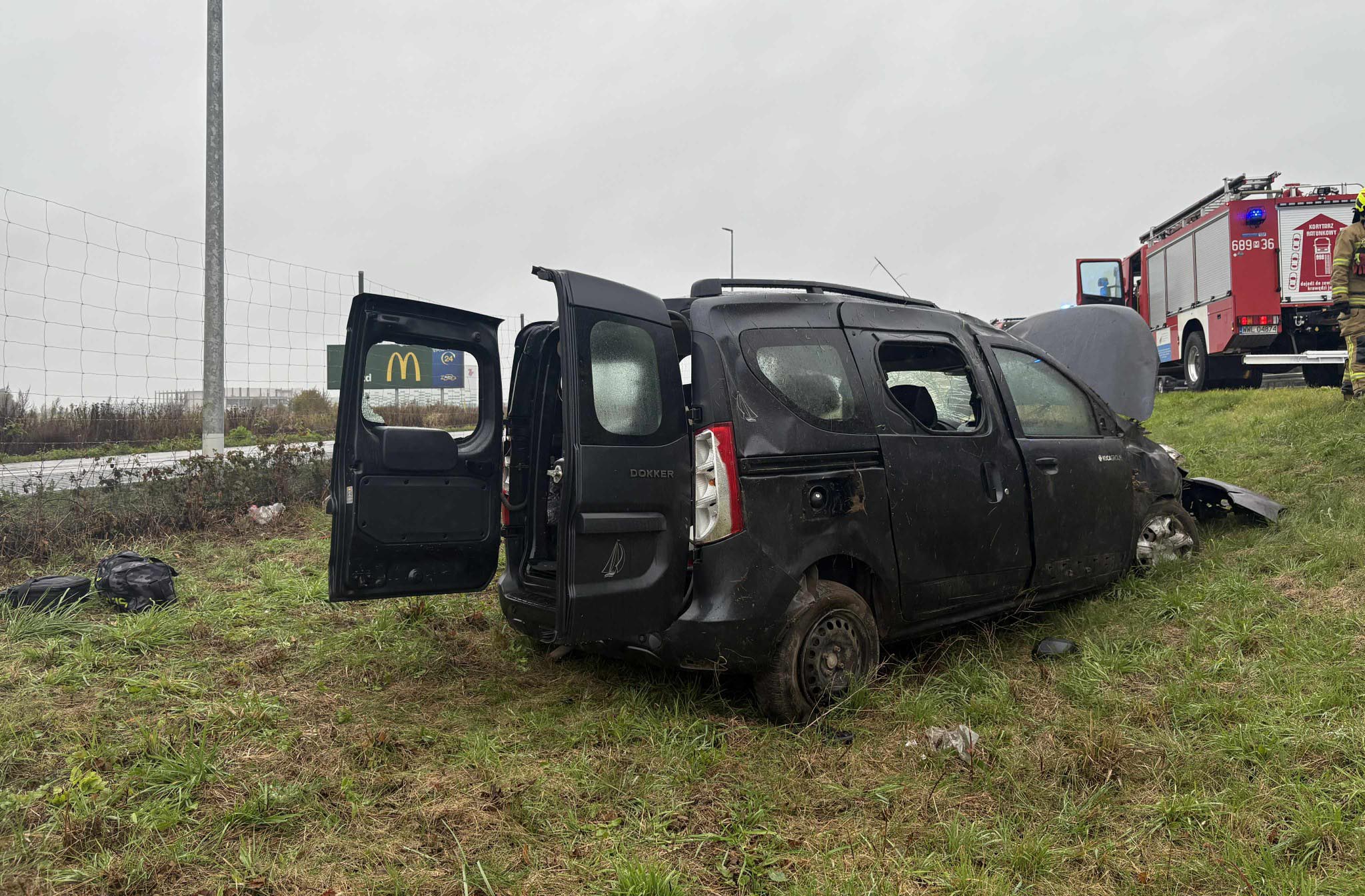 Dachowanie w Emilianowie. Na miejscu służby zareagowały błyskawicznie