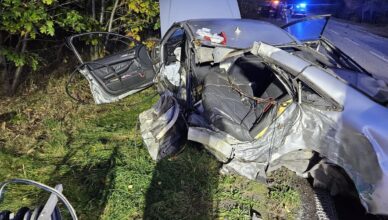 Czołowe zderzenie osobówek. Policjanci zatrzymali nietrzeźwego kierującego z zakazem, który spowodował wypadek