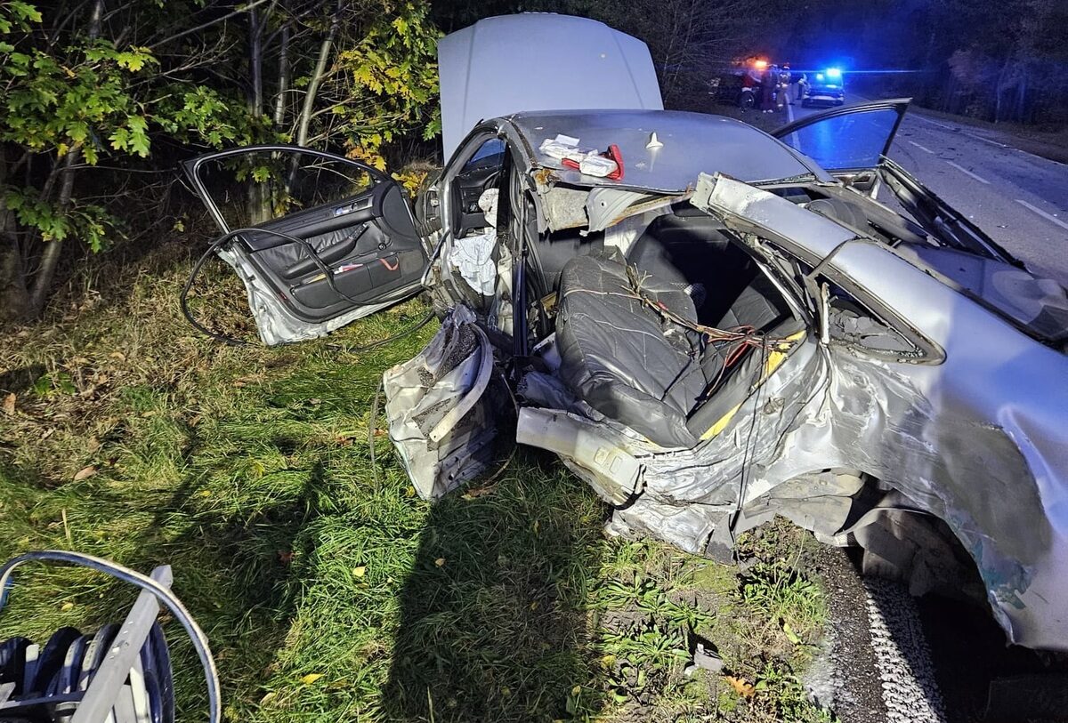 Czołowe zderzenie osobówek. Policjanci zatrzymali nietrzeźwego kierującego z zakazem, który spowodował wypadek