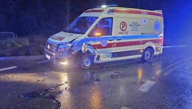 Zderzenie karetki z samochodem osobowym - jedna osoba poszkodowana