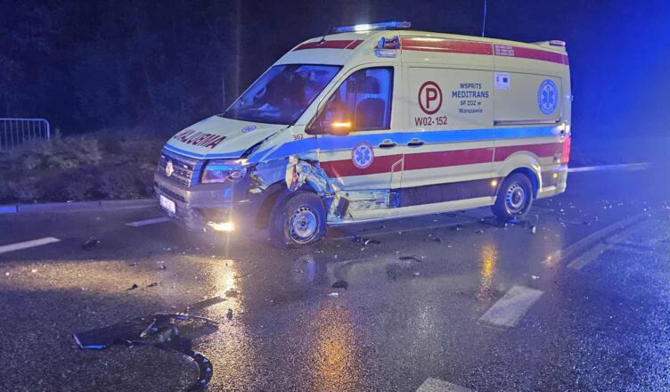 Zderzenie karetki z samochodem osobowym - jedna osoba poszkodowana