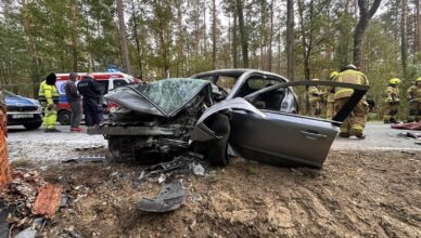 Koszmarny wypadek w miejscowości Sitne - samochód osobowy uderzył w drzewo