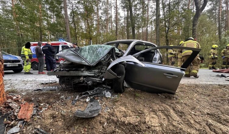 Koszmarny wypadek w miejscowości Sitne - samochód osobowy uderzył w drzewo