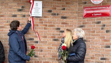 Tablica upamiętniająca nauczycieli i uczniów Tajnego Nauczania w Ząbkach