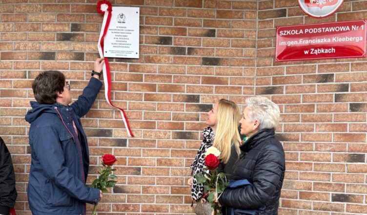 Tablica upamiętniająca nauczycieli i uczniów Tajnego Nauczania w Ząbkach