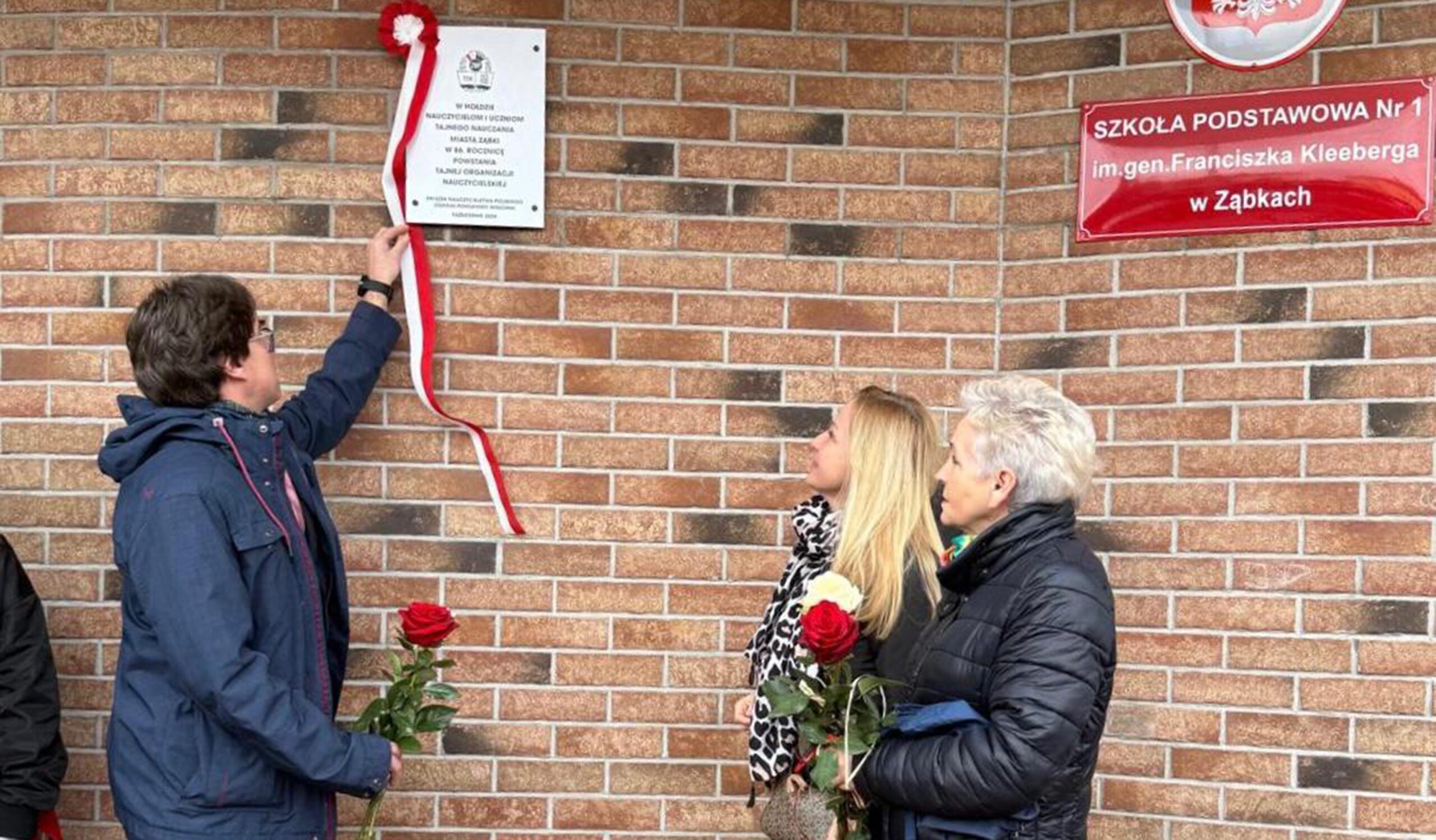 Tablica upamiętniająca nauczycieli i uczniów Tajnego Nauczania w Ząbkach