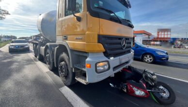 Samochód ciężarowy najechał na tył skutera. 60-latek kierujący jednośladem trafił do szpitala.